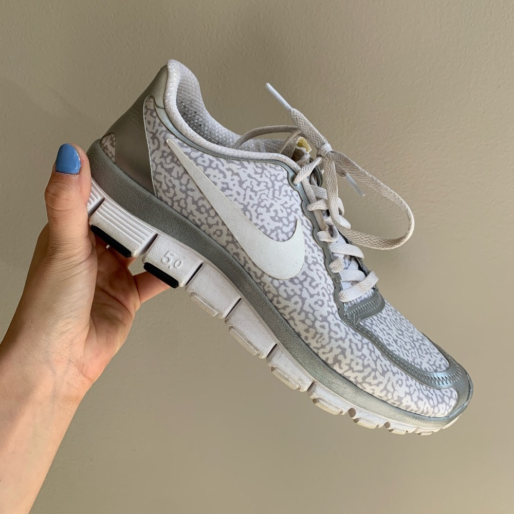 NIKE tennis shoes